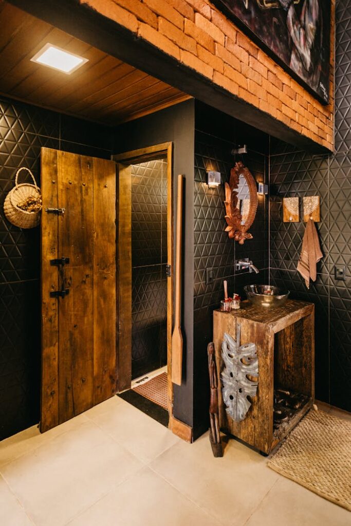A rustic bathroom interior featuring wood and brick elements in Espírito Santo, Brazil.